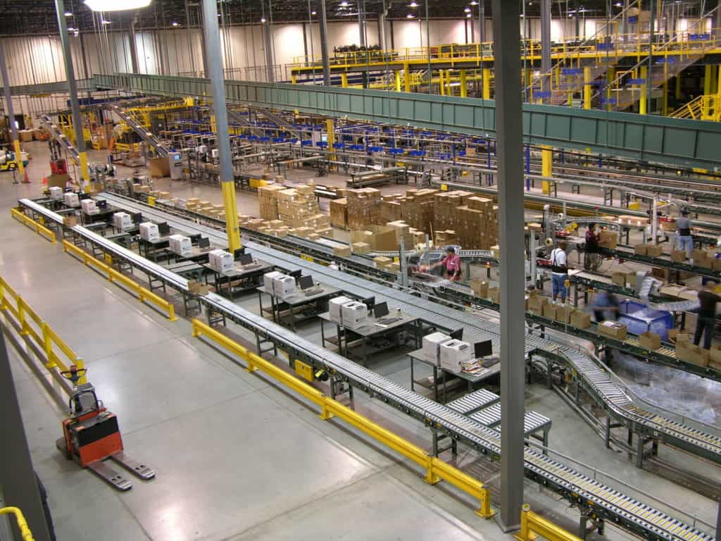 Accumulation Conveyor: Zero-Pressure vs. Minimum-Pressure, and How to Choose 2 Packing and labeling stations fed by roller conveyor lines inside the Barnes & Noble distribution center
