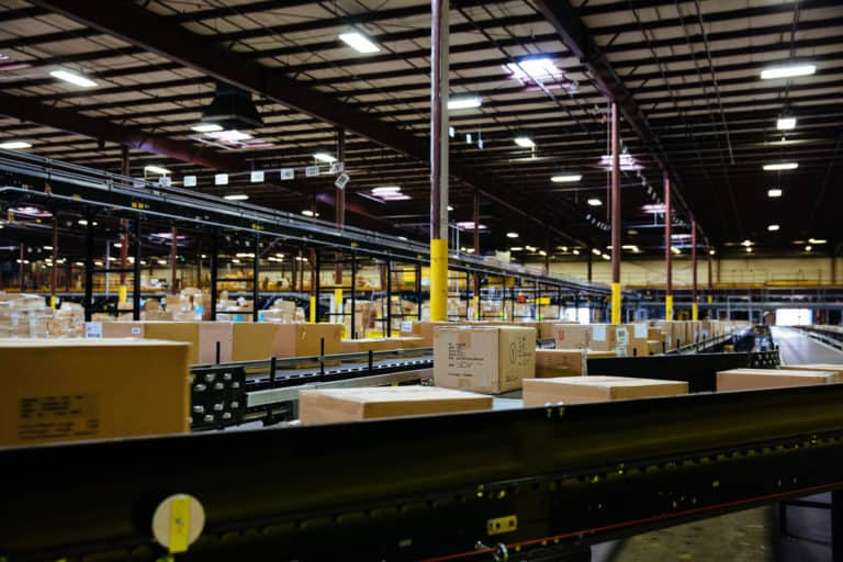 salson logistics conveyor lines with boxes gallery image