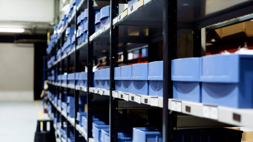 tote and product shelving descriptor image